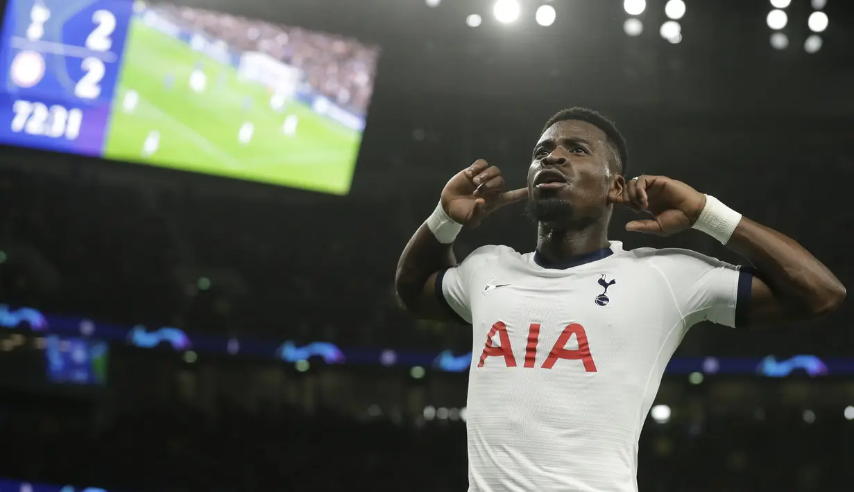 Bek Tottenham Hotspur, Serge Aurier berselebrasi usai mencetak gol ke gawang Olympiakos pada pertandingan Grup B Liga Champions di Stadion Tottenham Hotspur di London utara (26/11/2019). Tottenham menang telak 4-2 atas Olympiakos. (AP Photo/Matt Dunham)