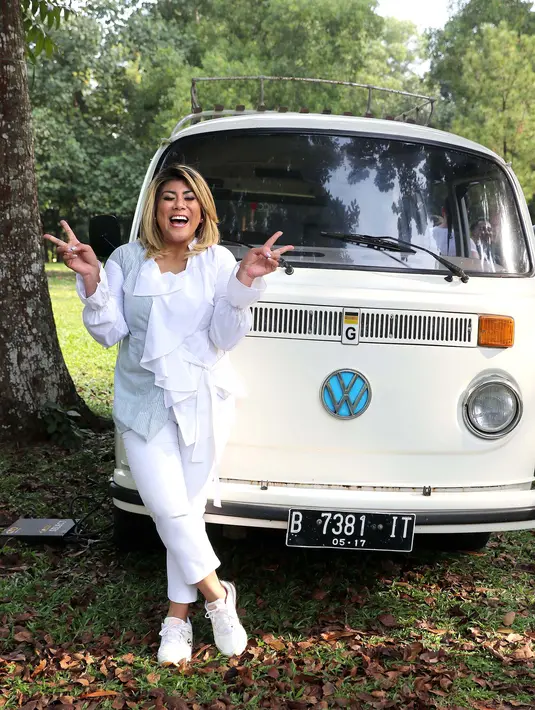 Dalam pembuatan video klipnya tersebut, penyanyi kelahiran Jakarta yang memiliki nama lahirnya, Regina Ivanova Polapa menggandeng teman seperjuangannya. (Galih W. Satria/Bintang.com)