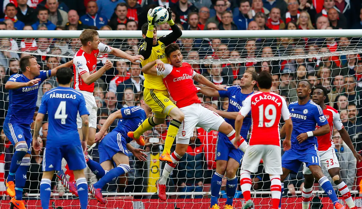 Duel panas terjadi di laga Liga Premier Inggris antara Arsenal dengan Chelsea di Emirates Stadium, Minggu (26/4/2015). Arsenal bermain imbang 0-0 atas Chelsea. (Reuters/Eddie Keogh)