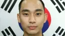 Kim Soo Hyun memulai wajib militer pada 23 Oktober 2017. Ia menjalani pelatihan dasar di Gyeonggi Paju Training Center. (foto: soompi.com)