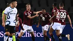 Bek Torino, Bremer (kedua kiri) berselebrasi dengan rekan satu timnya usai mencetak gol ke gawang Inter Milan pada pertandingan lanjutan Liga Serie A Italia di stadion Olimpiade di Turin, Senin (14/3/2022). Torino bermain imbang atas Inter Milan 1-1. (AFP/Marco Bertorello)