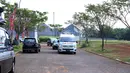 Mobil yang membawa jenazah Jupe saat baru tiba di komplek Rafless Hill. Dibelakanganya beberapa mobil mengikutinya dari belakang. (Nurwahyunan/Bintang.com)