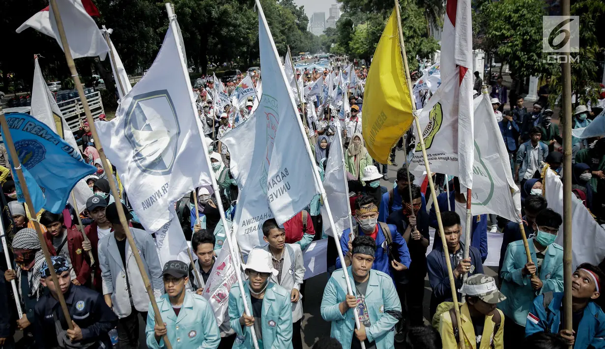 Aliansi Badan Eksektutif Mahasiswa Seluruh Indonesia (BEM SI) menuntut kembalikan subsidi listrik 900VA dan BBM serta usut tuntas  kasus E-KTP tanpa adanya intervensi politik, Jakarta, Senin (22/5). (Liputan6.com/Faizal Fanani)