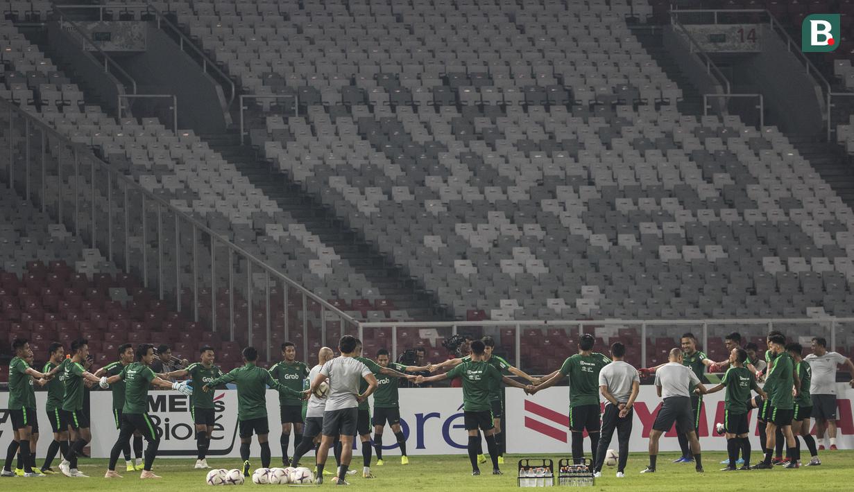Para pemain Timnas Indonesia membentuk lingkaran saat latihan di SUGBK, Jakarta, Senin (12/11). Latihan ini persiapan jelang laga Piala AFF 2018 melawan Timor Leste. (Bola.com/Vitalis Yogi Trisna)