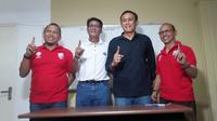 Dari kiri Dedy M. Lawe (wakil CEO), Freddy Mulli, Widyantoro, dan Pranoto (manajer). (Bola.com/Ronald Seger Prabowo)