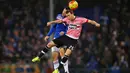 Pemain Juventus, Stephan Lichtsteiner berebut bola dengan pemain Sampdoria Vasco Regini (kiri) pada lanjutan Liga Italia Serie A di Stadion Marassi, Genoa, Senin (11/1/2016) dini hari WIB. (AFP Photo/Marco Bertorello)