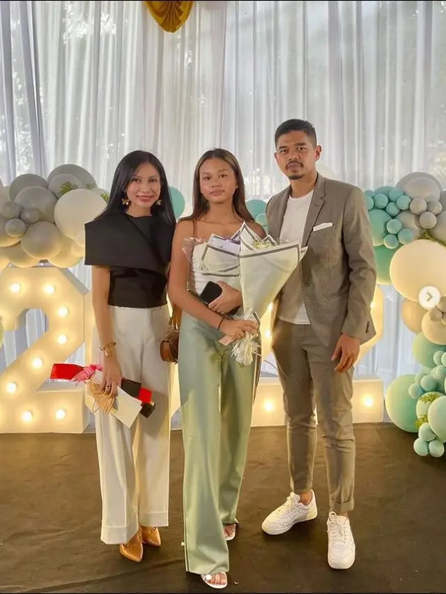 6 Potret Tribuana Tungga Dewi Istri Bambang Pamungkas Bareng Anak, Bak Kakak Adik