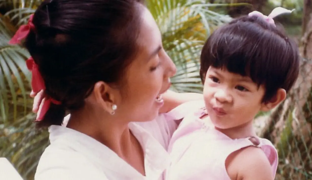 Begini potret masa kecil Dian Sastro ketika tampil dengan rambut berponi. (Foto: Instagram.com/therealdisastr)