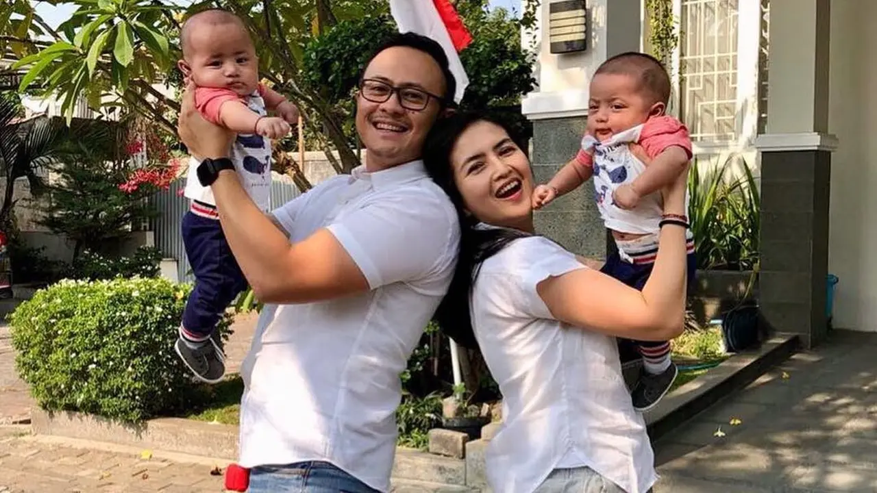 [Fimela] Kadek Devi dan Dewa Yoga