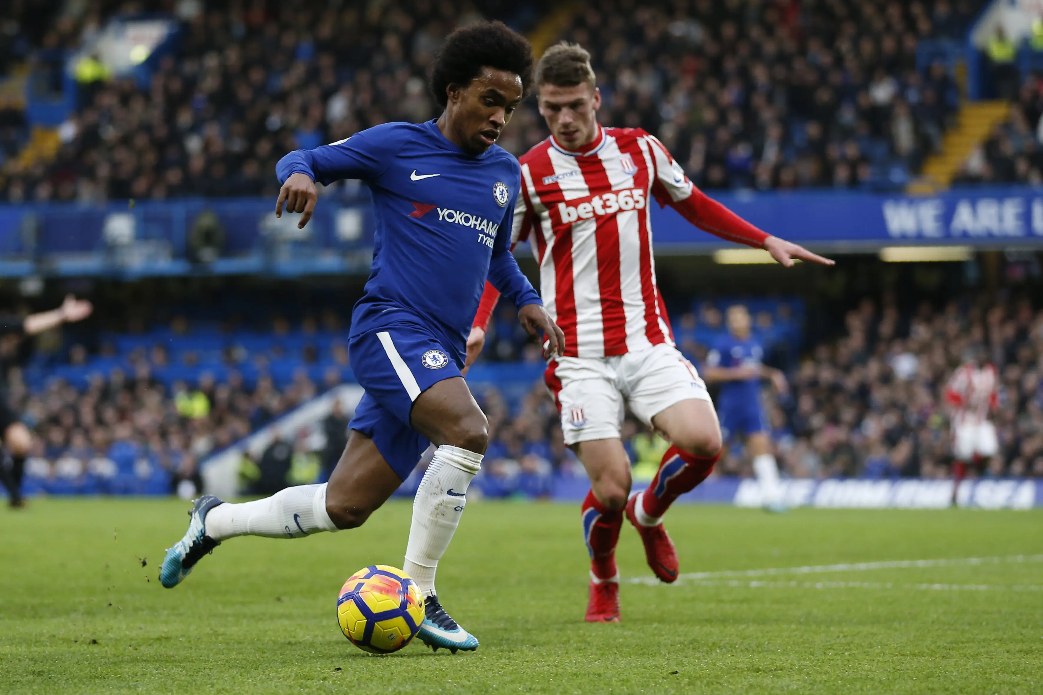 Winger Chelsea, Willian (kiri), beraksi melawan Stoke City pada laga di Stamford Bridge, Sabtu (30/12/2017). (AFP/Ian Kington)
