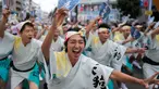 Penari pria menghibur penonton selama festival tari Koenji Awa-Odori di kawasan Koenji, Tokyo pada 24 Agustus 2019. Dimulai pada 1950-an, Koenji Awa Odori telah berkembang menjadi salah satu festival musim panas terbesar dan terpopuler di Tokyo. (AP/Jae C. Hong)