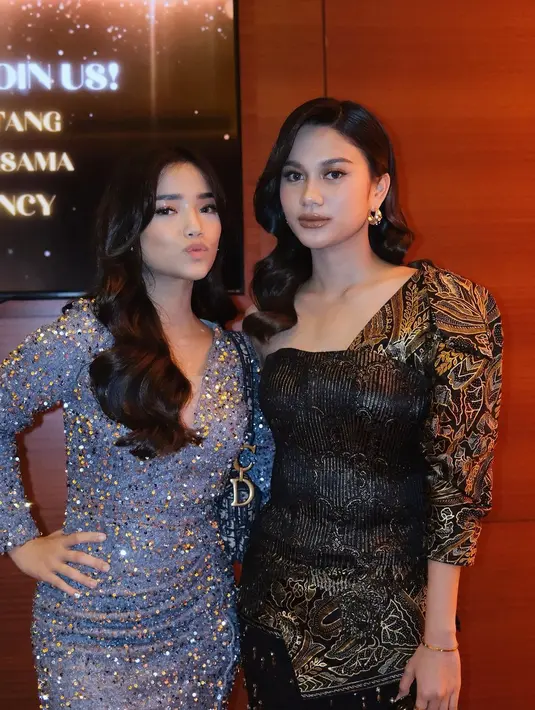 Tak kalah memesona dengan penampilan Azizah Salsha yang tampil dengan nuansa keemasan. [Foto: Instagram/azizahsalsha_]