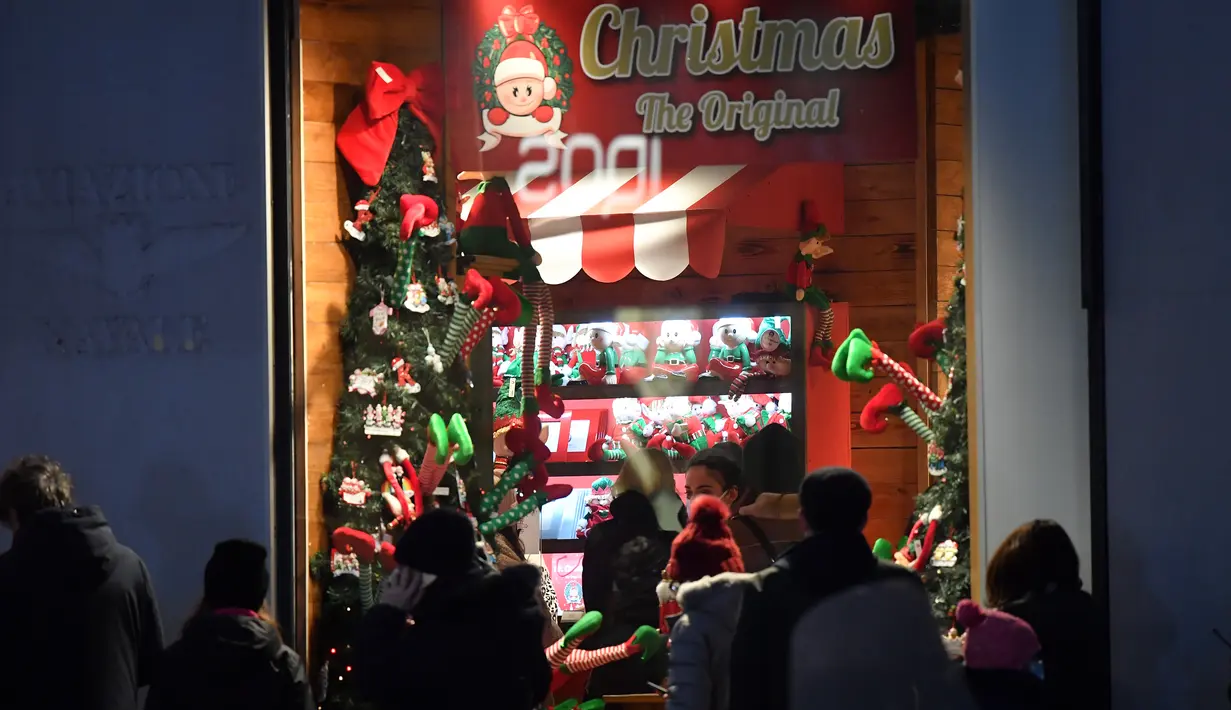 Orang-orang berbelanja menjelang perayaan Natal di Milan, Italia, pada 7 Desember 2020. Italia mencatat 13.720 infeksi baru Covid-19 pada Senin (7/12) dan merupakan penambahan harian terendah sejak 20 Oktober lalu, yang mencapai 10.874 infeksi baru. (Xinhua/Daniele Mascolo)