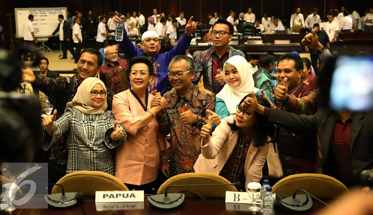 Mohammad Saleh terpilih lewat pemungutan suara pemilihan pengganti Irman Gusman selaku pimpinan DPD RI dari wilayah barat dengan perolehan mayoritas suara mengalahkan GKR Hemas dan Farouk Muhammad, Jakarta, Selasa (11/10). (Liputan6.com/Johan Tallo)