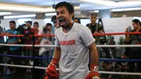 Petinju asal Filipina, Manny Pacquiao berteriak saat mengikuti sesi latihan di sebuah gym di Kuala Lumpur, Malaysia (11/7). Manny Pacquiao akan bertanding pada kelas welter melawan petinju Argentina Lucas Matthysse. (AFP Photo/Mohd Rasfan)