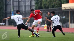 Pemain Persija, Leonardo (tengah) berusaha melewati dua Prapon DIY pada laga uji coba di Stadion UNY, Rabu (9/3/2016). Laga uji coba dilakukan Persija sebagai persiapan menghadapi turnamen  Piala Bhayangkara 2016. (Liputan6.com/Boy Harjanto)