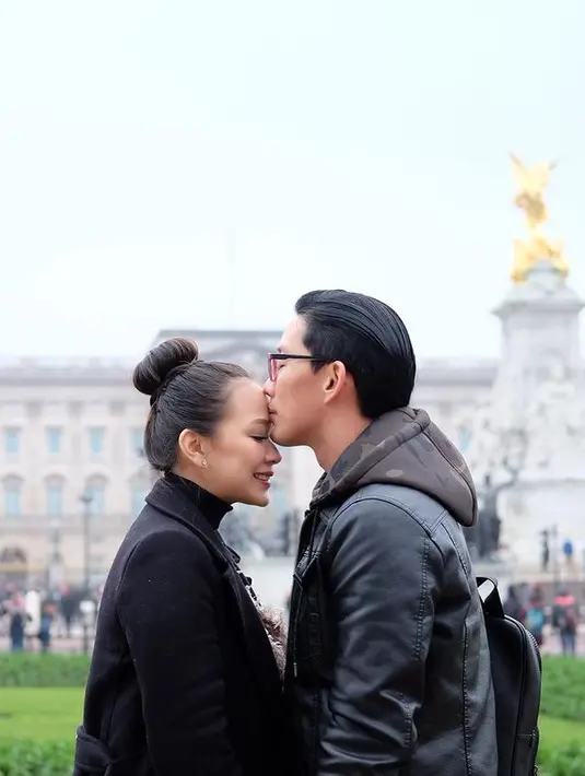 Melalui unggahan pada 7 Maret, Christiani membagikan beberapa potret kemesraannya bersama sang suami saat sedang menikmati liburan. [Instagram/yuanitachrist]