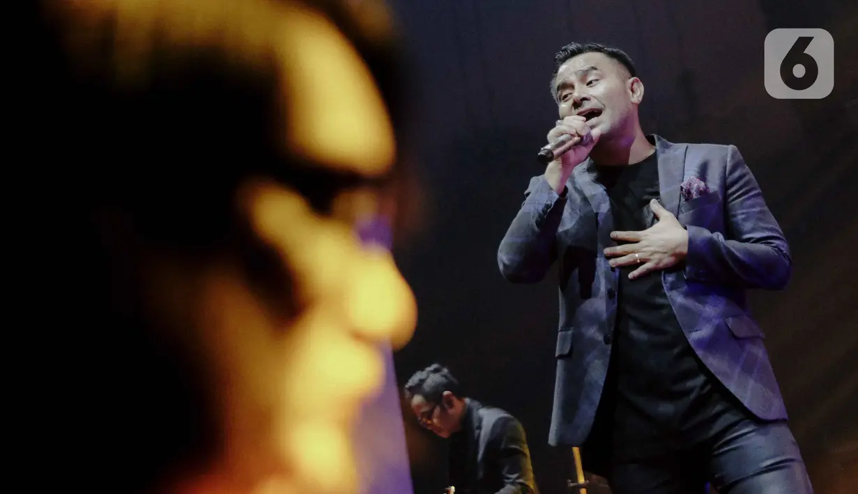 Penyanyi Judika tampil dalam konser yang bertajuk 'Rindu Kamu yang Dulu' di The Pallas SCBD, Jakarta, Jumat (14/2/2020). Dalam penampilannya Judika membawakan 10 lagu diantaranya, Sampai Akhir, Sampai Kau Jadi Milikku, dan Malaikat. (Liputan6.com/Faizal Fanani)
