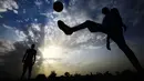 Para pemain klub Al-Ahly Al-Gadaref selama sesi pelatihan di kota Gedaref, timur Khartoum (17/2). Di Sudan di mana tim sepak bola wanita nasional tidak berkembang. (AFP Photo/Ashraf Shazly)