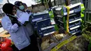 Petugas melakukan pengecekan pada bangkai anak ayam yang akan dimusnahkan, Tanggerang, Selasa, (10/3/2015). Pemusnahan ratusan anak ayam ini sebagai pencegahan penyebaran penyakit. (Liputan6.com/Faisal R Syam)