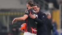 Pelatih Inter Milan, Cristian Chivu, merangkul gelandang AC Milan, Adrien Rabiot, pada laga Serie A di Milan, Italia, Minggu, 23 November 2025. (AP Photo/Antonio Calanni)