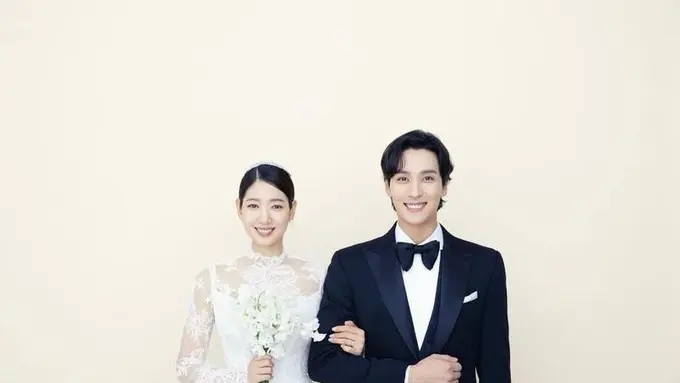 Detail Gaun Pernikahan Park Shin Hye, Bernuansa Putih dan Elegan