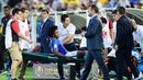  Willian mendapat perawatan medis saat melawan Ekuador pada partai pembuka Copa Amerika 2016 di Stadion Rose Bowl, Pasadena, California, Amerika Serikat, (5/6/2016) WIB. (AFP/Frederic J. Brown)