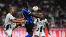 Striker Inter Milan, Romelu Lukaku, mengontrol bola saat melawan Udinese pada laga Serie A 2019/20 di Stadion San Siro, Milan, Sabtu (14/9). Inter menang 1-0 atas Udinese. (AFP/Miguel Medina)