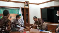 Gubernur Riau Syamsuar (kiri) saat bertemu dengan Menteri Kesehatan Budi Gunadi membahas Rumah Sakit Otak dan Jantung Riau. (Liputan6.com/Istimewa)