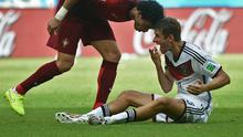 Pepe melakukan pelanggaran pada Thomas Muller (AFP/Patrik Stollarz)