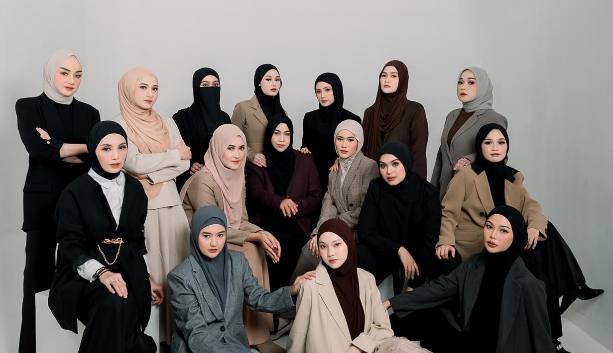 Baru 10 hari melahirkan, Anisa Rahma tetap turut serta dalam pemotretan Geng Butterfly. Setelah mengenakan dress warna soft, konsep pemotretan Geng Butterfly selanjutnya adalah elegan dan stylish dengan mengenakan blazer dengan warna nuansa gelap. Dalam foto lainnya terlihat, tak lupa anggota geng artis ini mengenakan kacamata hitam untuk mendukung penampilannya jadi lebih menarik. (Liputan6.com/IG/@asrikasura)