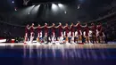 Timnas Basket Latvia menyanyikan lagu kebangsaan sebelum laga Grup L Piala Dunia FIBA 2023 melawan Brasil di Indonesia Arena, Senayan, Jakarta, Minggu (03/09/2023). Latvia menang dengan skor 104-84. (Bola.com/Bagaskara Lazuardi)