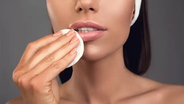 5 Langkah Membersihkan Makeup Waterproof yang Tepat demi Cegah Iritasi dan Jerawat