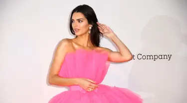 Model Kendall Jenner berpose saat menghadiri gala amfAR Cinema Against AIDS 2019 dalam Festival Film Cannes ke-72 di Antibes, Prancis (23/5/2019). Kendall Jenner tampil cantik seperti Barbie dengan gaun tule bertumpuk warna pink. (AP Photo/Joel C Ryan)