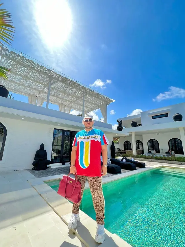 6 Potret Ivan Gunawan Liburan di Bali, Foto Bareng Pria Tanpa Baju Bikin Heboh