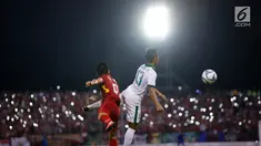 Pemain Timnas U-22, Febri Hariyadi merebut bola dari pemain Vietnam pada babak penyisihan grup B SEA Games 2017 di Stadion Selayang, Selangor, Malaysia, Selasa (22/8). Indonesia bermain imbang melawan Vietnam dengan skor 0-0. (Liputan6.com/Faizal Fanani)