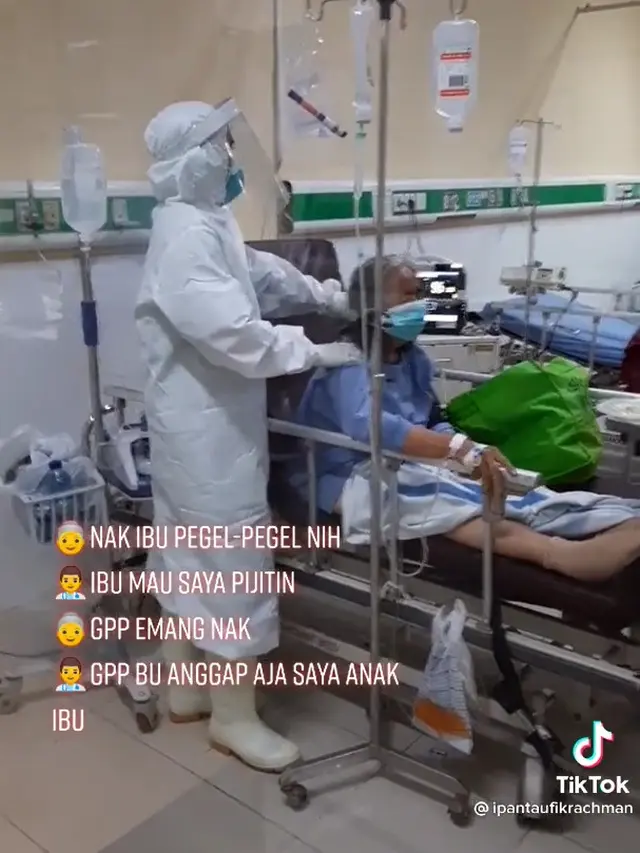 Seorang perawat memijat salah satu pasien rawat inap.