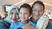 Sandiaga Uno bersama istri, Nur Asia dan putranya, Sulaiman. (dok. Instagram @sandiuno/https://www.instagram.com/p/BzPNWIgBYsT/Putu Elmira)