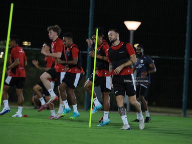 Marc Klok (paling kanan) berserta pemain Timnas Indonesia lainnya tampak serius melakukan sesi latihan di Jedaah, Arab Saudi pada Sabtu (4/10/2025). (Dok. Timnas Indonesia)
