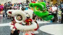 Anak-anak tampil dalam upacara kelulusan program pelatihan tari barongsai di Makau, 12 September 2020. Selama musim panas, 40 anak menyelesaikan program pelatihan tari barongsai, seni pertunjukan tradisional China yang sering dipentaskan untuk hiburan di acara-acara perayaan. (Xinhua/Cheong Kam Ka)