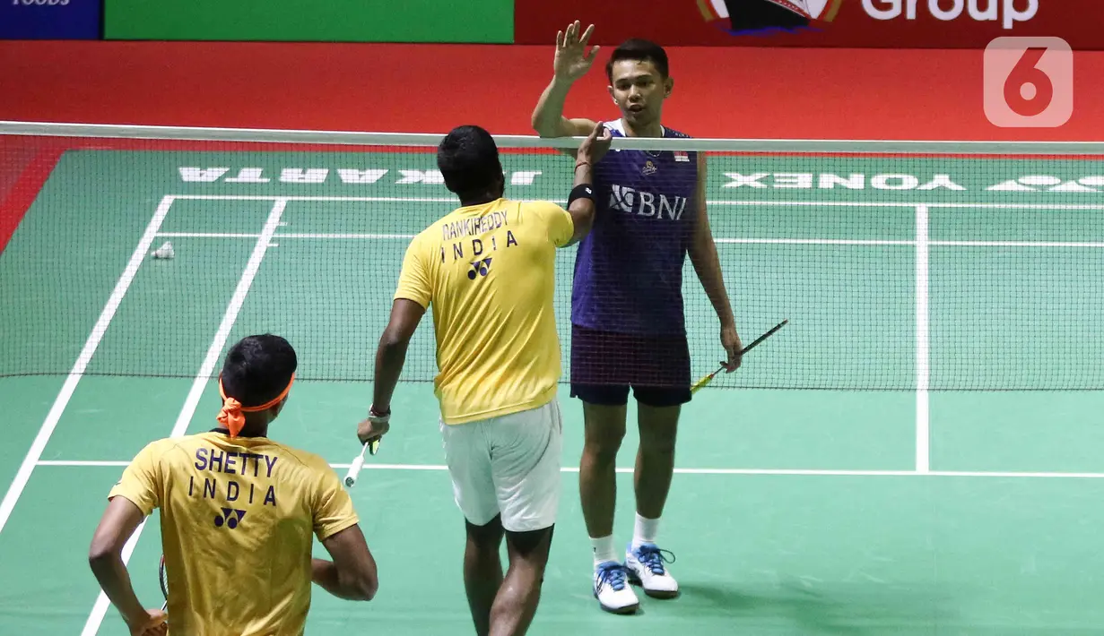 Juara Malaysia Open 2023 itu pun tertinggal jauh 11-17 dan akhirnya tumbang dengan skor 13-21 oleh ganda India itu. (Liputan6.com/Herman Zakharia)