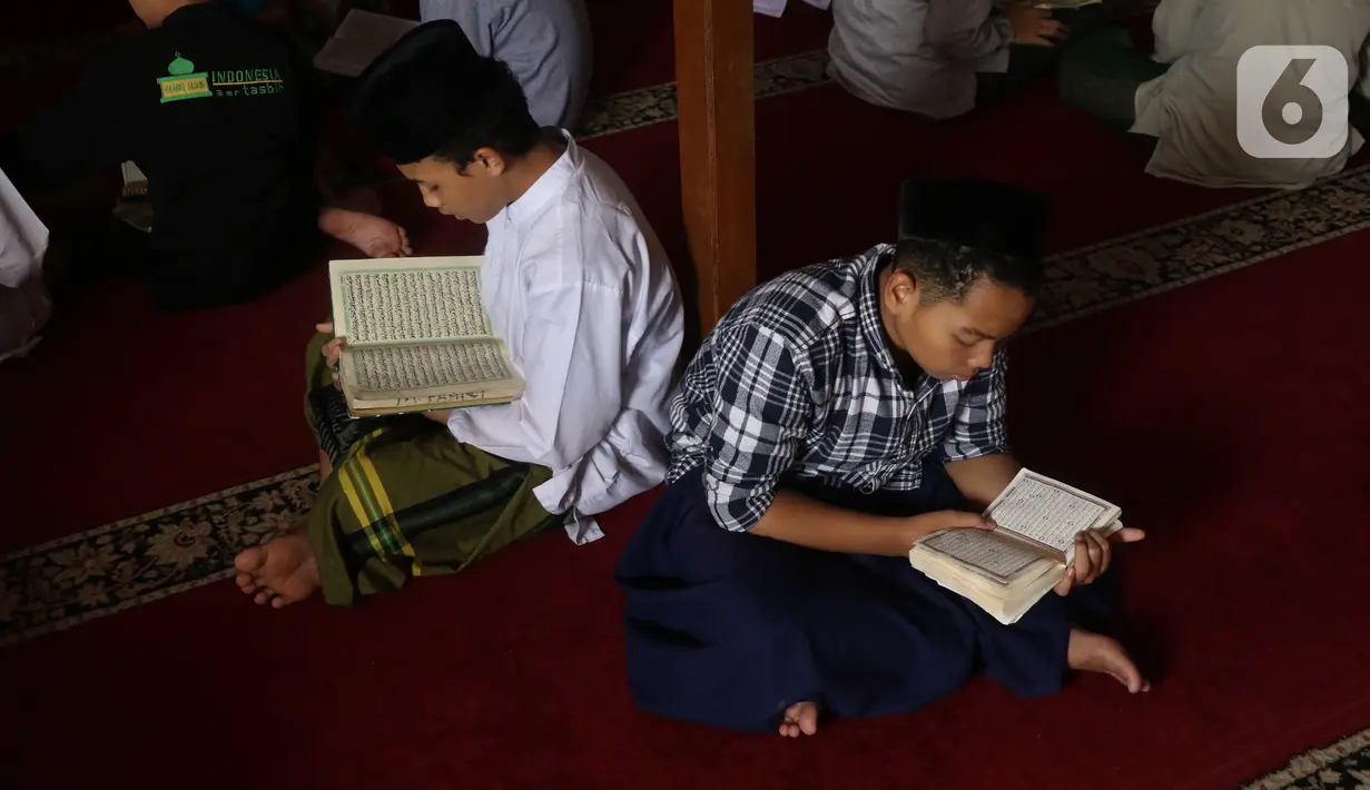 Sejumlah santri membaca Alquran atau bertadarus di pondok pesantren kawasan Tangerang, Senin, (26/4/2021). Bulan Ramdhan banyak dimanfaatkan para santri tersebut untuk mematangkan hafalan Alquran hingga khatam. (Liputan6.com/Angga Yuniar)