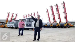 Ceo PT Jimac perkasa Benny Kurniajaya (kanan) dan Direktur PT Jimac Perkasa Ferry Noor menunjukan lahan di Kemayoran, Jakarta, (22/3). Pihaknya membayar sewa lahan seluas 33592 m2 tersebut selama 16 tahun sebesar 3 milyar. (Liputan6.com/Helmi Afandi)