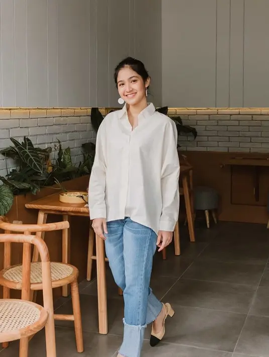 Kerap memadukan berbagai busana, gaya kasual Cut Syifa satu ini pun tetap mencuri perhatian. Ia pun tampil menawan dengan sebuah kemeja oversize putih dan celana denim. (Liputan6.com/IG/@cutsyifaa)