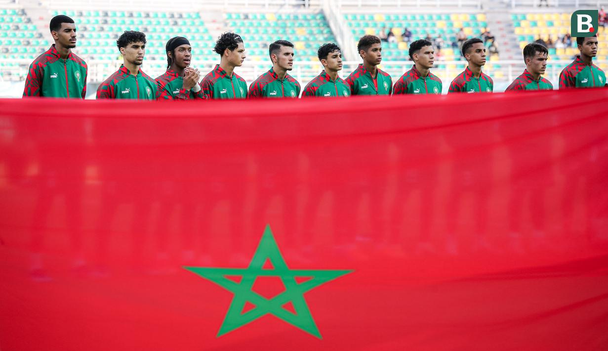 <p>Para pemain starting XI Timnas Maroko U-17 berbaris menyanyikan lagu kebangsaan Maroko sebelum dimulainya laga kedua Grup A Piala Dunia U-17 2023 menghadapi Timnas Ekuador U-17 di Stadion Gelora Bung Tomo (GBT), Surabaya, Senin (13/11/2023). (Bola.com/Bagaskara Lazuardi)</p>