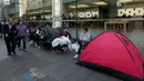 Para penggemar iPhone 7 mulai mendirikan tenda di trotoar di depan toko, Australia, Sydney, Kamis (15/9). Selain tenda, penggemar iPhone 7 juga membawa kursi lipat. (REUTERS / Jason Reed)