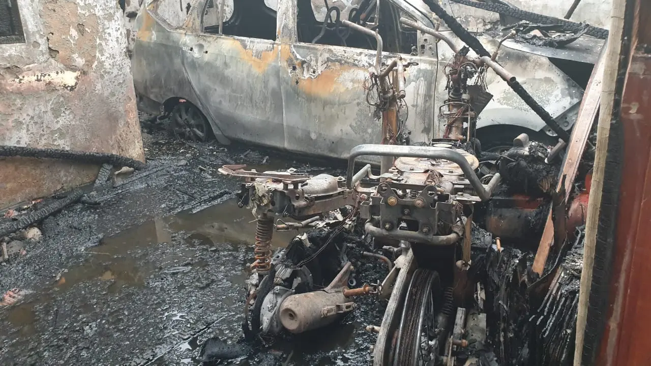 Kondisi rumah di Blok B Perumahan Bumi Permai Sentosa, Legok, Kabupaten Tangerang yang terbakar