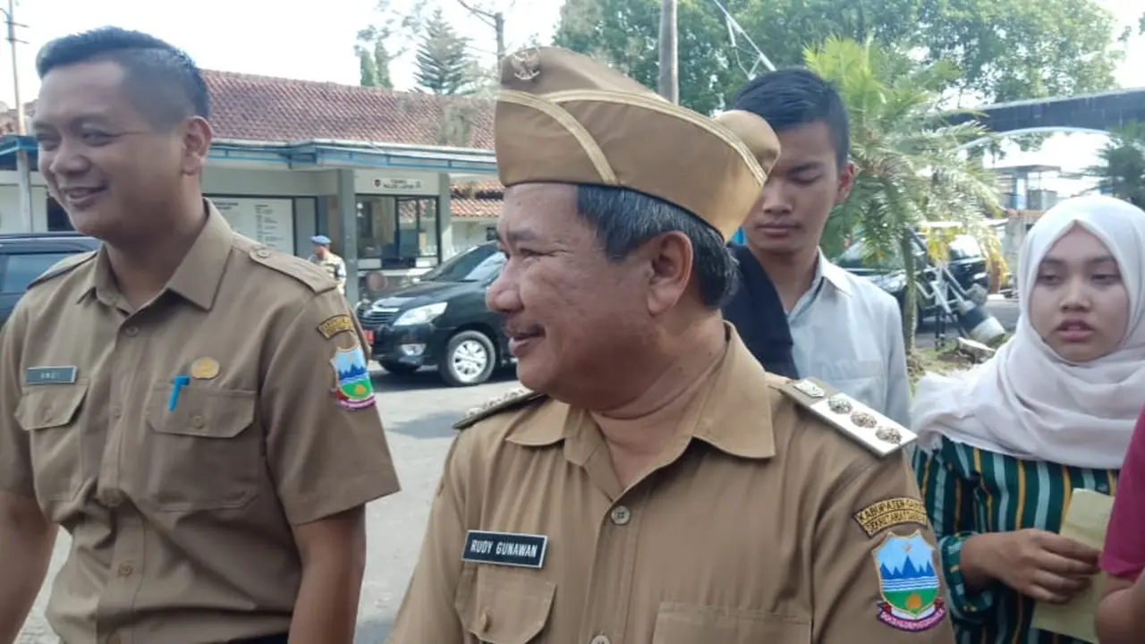 Bupati Garut Rudy Gunawan memberikan penjelasan kepada sejumlah wartawan di lapangan Setda Garut, Kamis (2/1/2020)