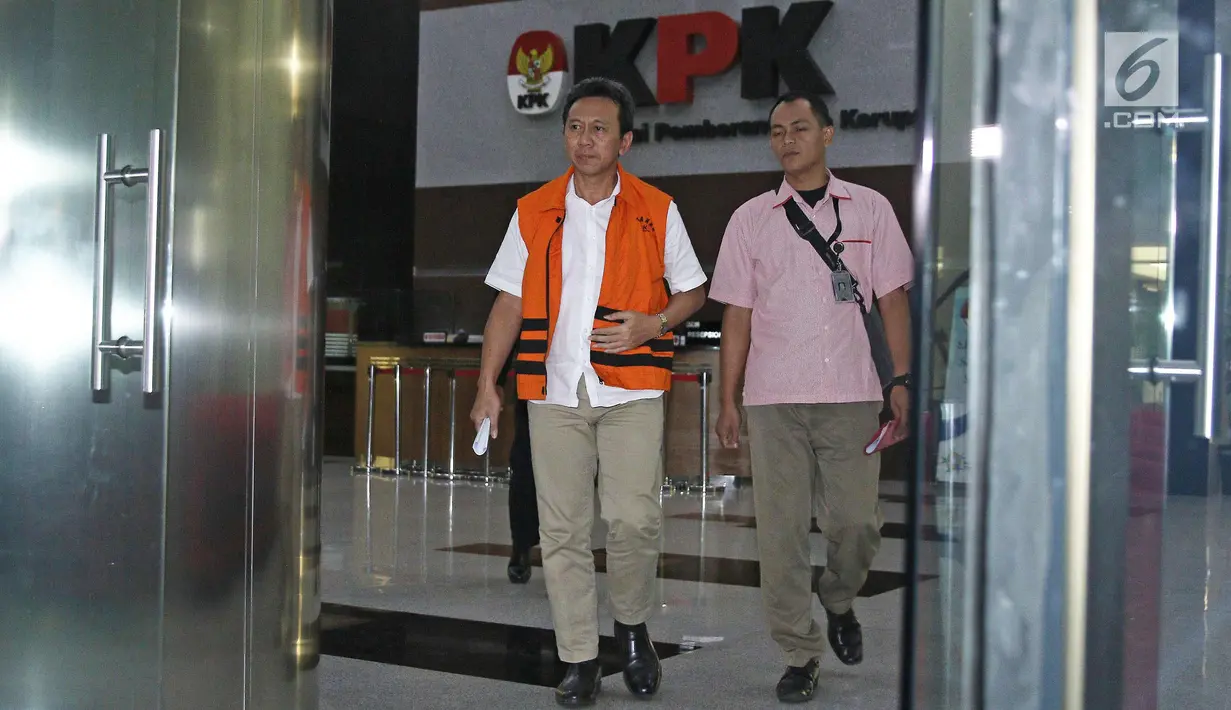 Tersangka Bupati Kebumen (nonaktif) Mohammad Yahya Fuad berjalan keluar gedung KPK, Jakarta, Kamis (8/3). Mohammad Yahya Fuad menjalani pemeriksaan perdana sebagai tersangka pasca ditahan KPK. (Liputan6.com/Herman Zakharia)