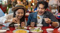 ilustrasi laki-laki perempuan makan/Twinsterphoto/Shutterstock